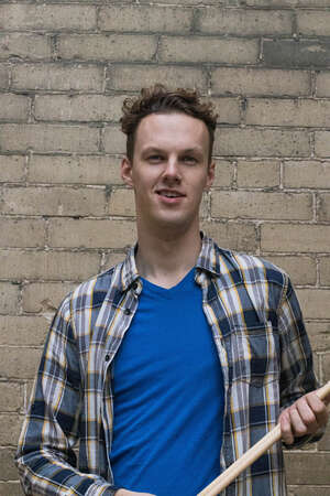 Jonathan met drumstokken