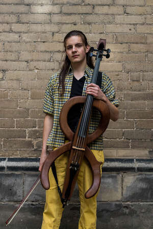 Kobus met zijn zelfgebouwde cello